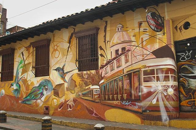 Participantes de una expedición de Awalí School recorriendo los murales de Bogotá y aprendiendo sobre la historia y el significado social del arte urbano.