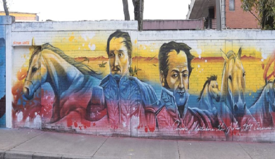 Grupo escolar participando en el Tour de Graffitis en Bogotá con enfoque en memoria y biodiversidad.