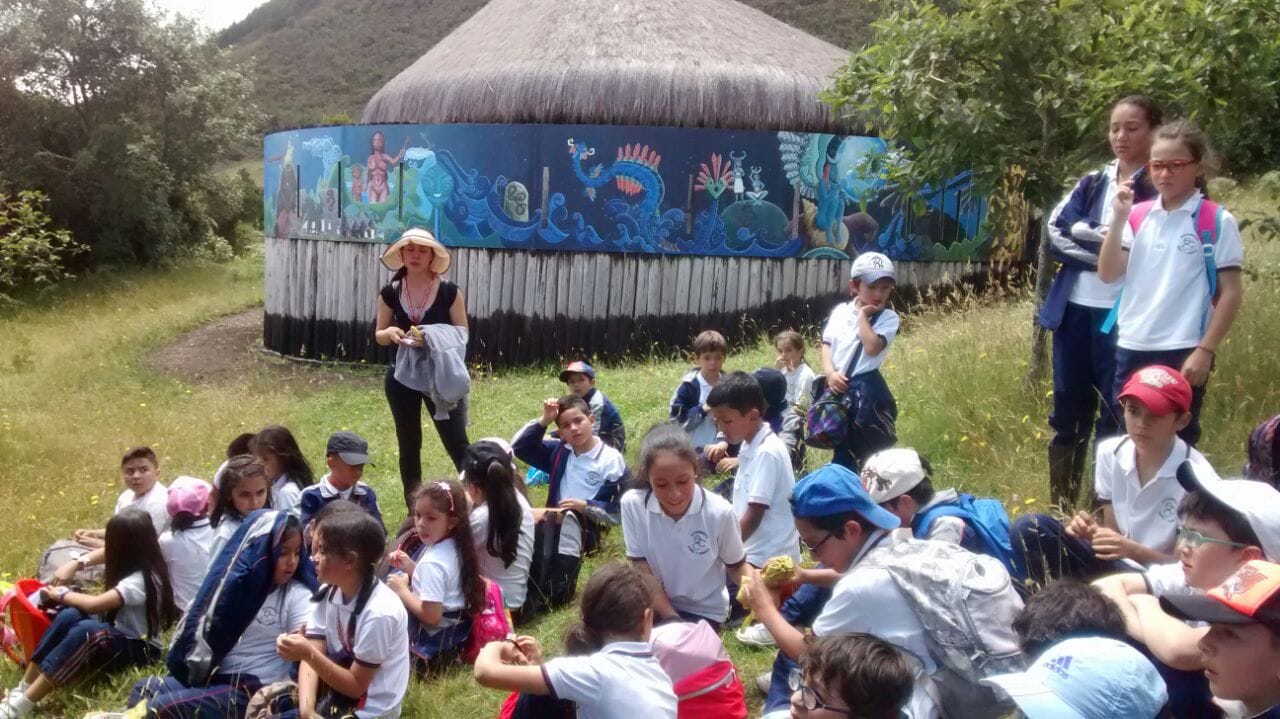 Estudiantes en el Kusmuy ceremonial del resguardo de Sesquilé aprendiendo sobre pensamiento ancestral Muisca con Awalí.
