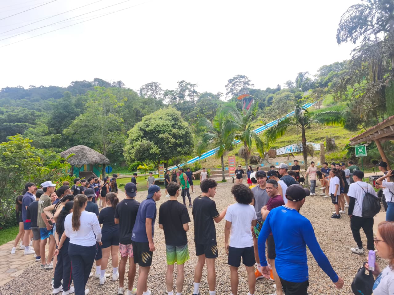 Convivencias en la mesa con estudiantes de colegio fortaleciendo la confianza y el trabajo en equipo en el circuito de cuerdas del Parque Makute con Awalí School.