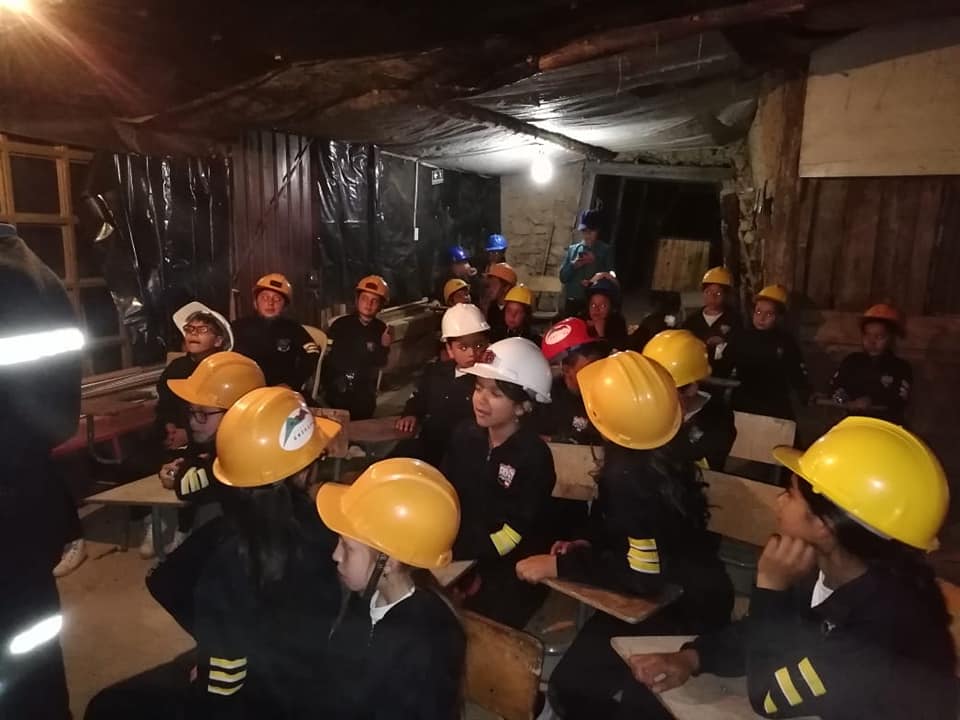 Vista de la salida de seguridad inferior de la mina didáctica, garantizando un entorno controlado para el aprendizaje escolar.