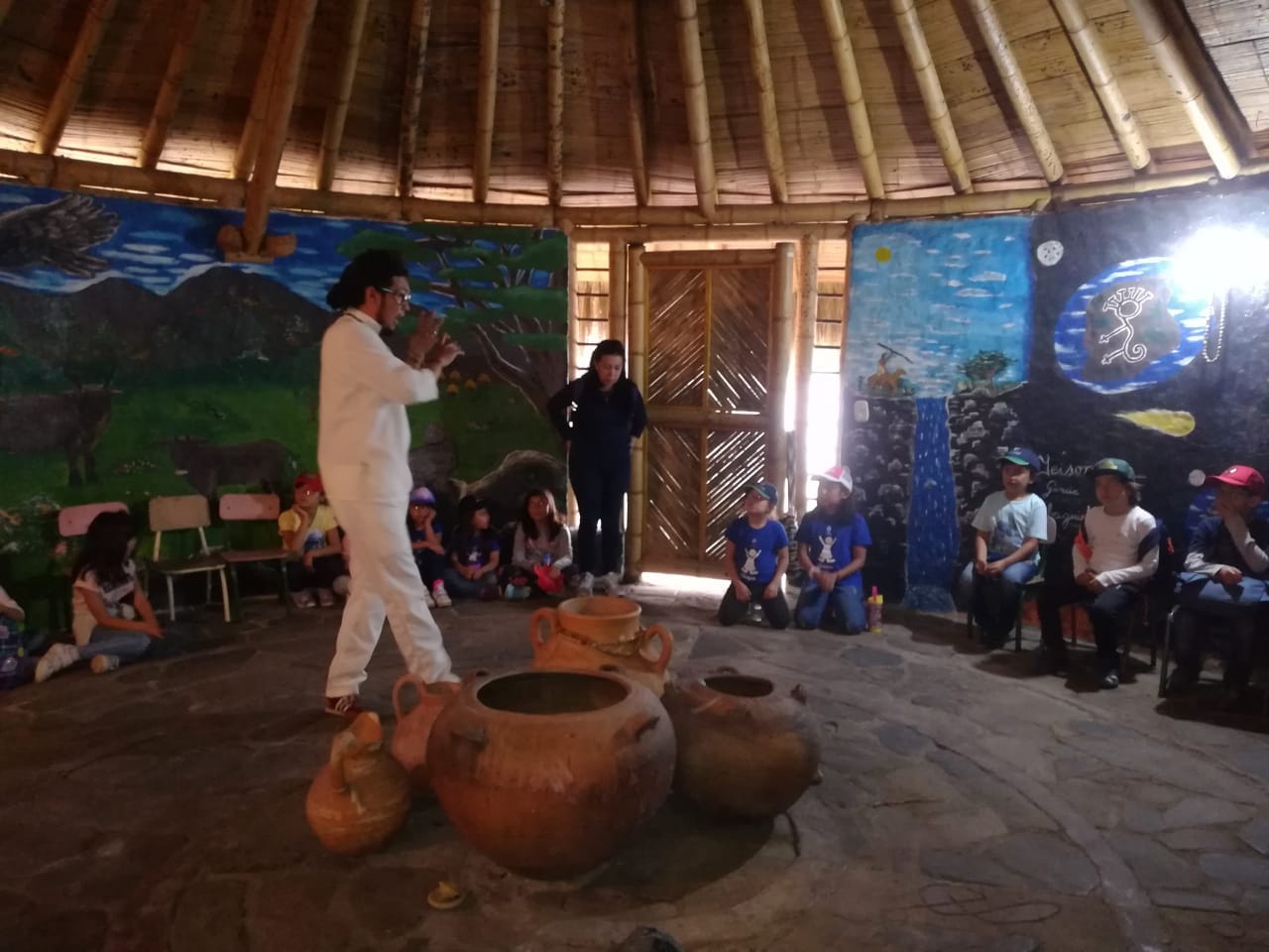 Grupo escolar visitando las casas ceremoniales del resguardo de Cota con el estándar de seguridad y acompañamiento de Awalí School.