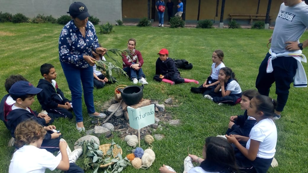 Personal médico de Awalí supervisando la seguridad y bienestar de los estudiantes durante el taller de la lana