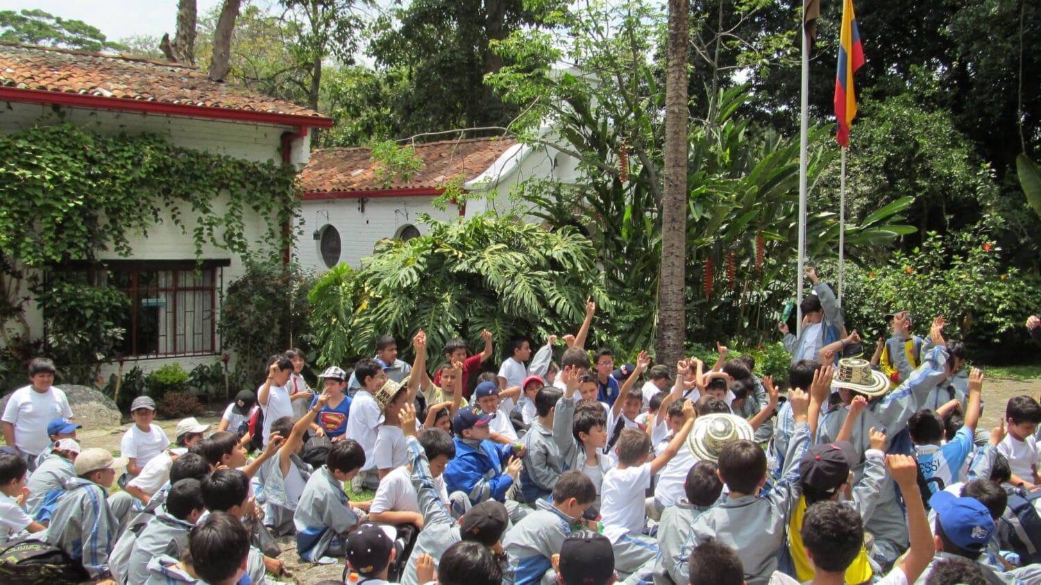 Recorrido por cafetales de sombra en Tibacuy con enfoque en biodiversidad y el taller de cultura cafetera.