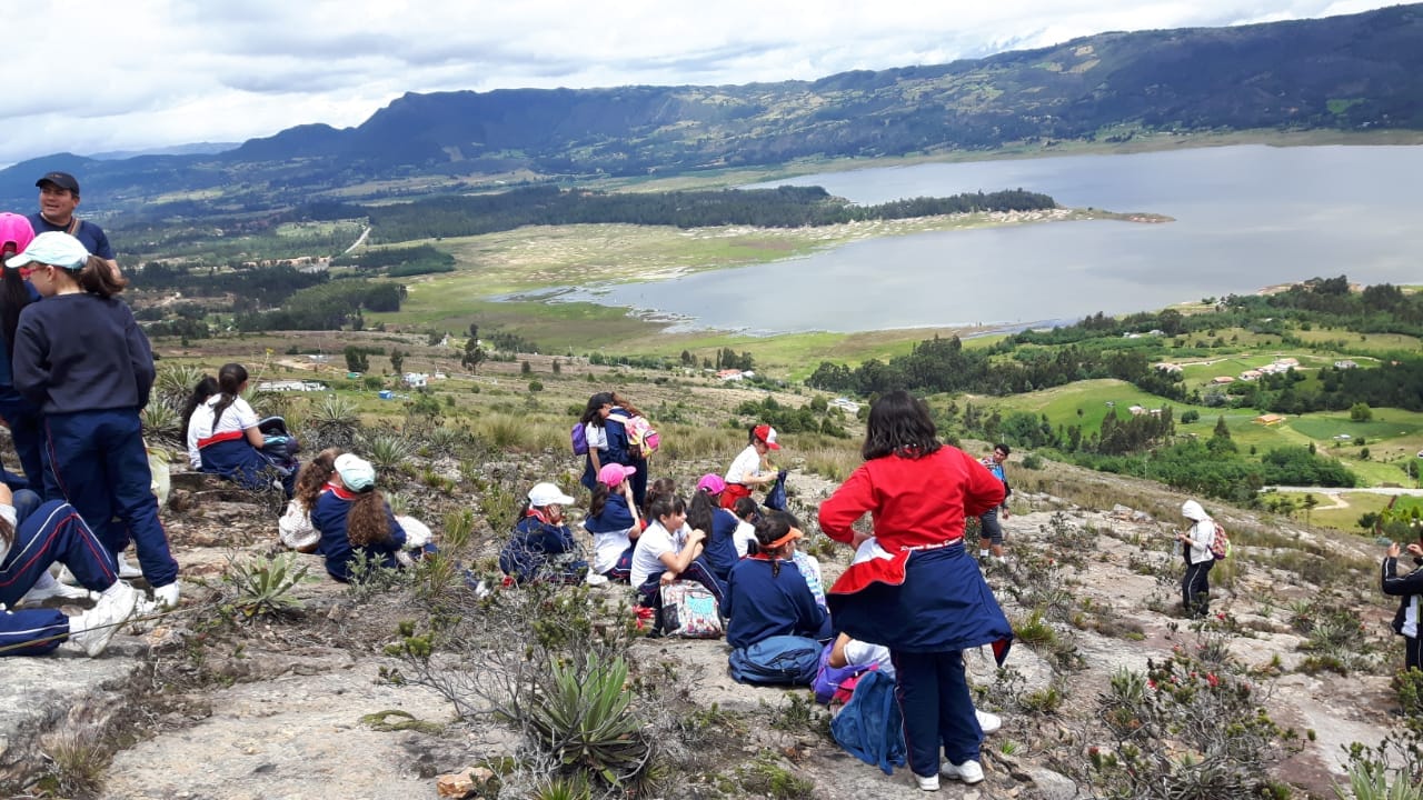 Cerro Montecillo con estudiantes de colegio alcanzando la cumbre del Cerro Montecillo durante una jornada de senderismo y retos de altura con Awalí School.