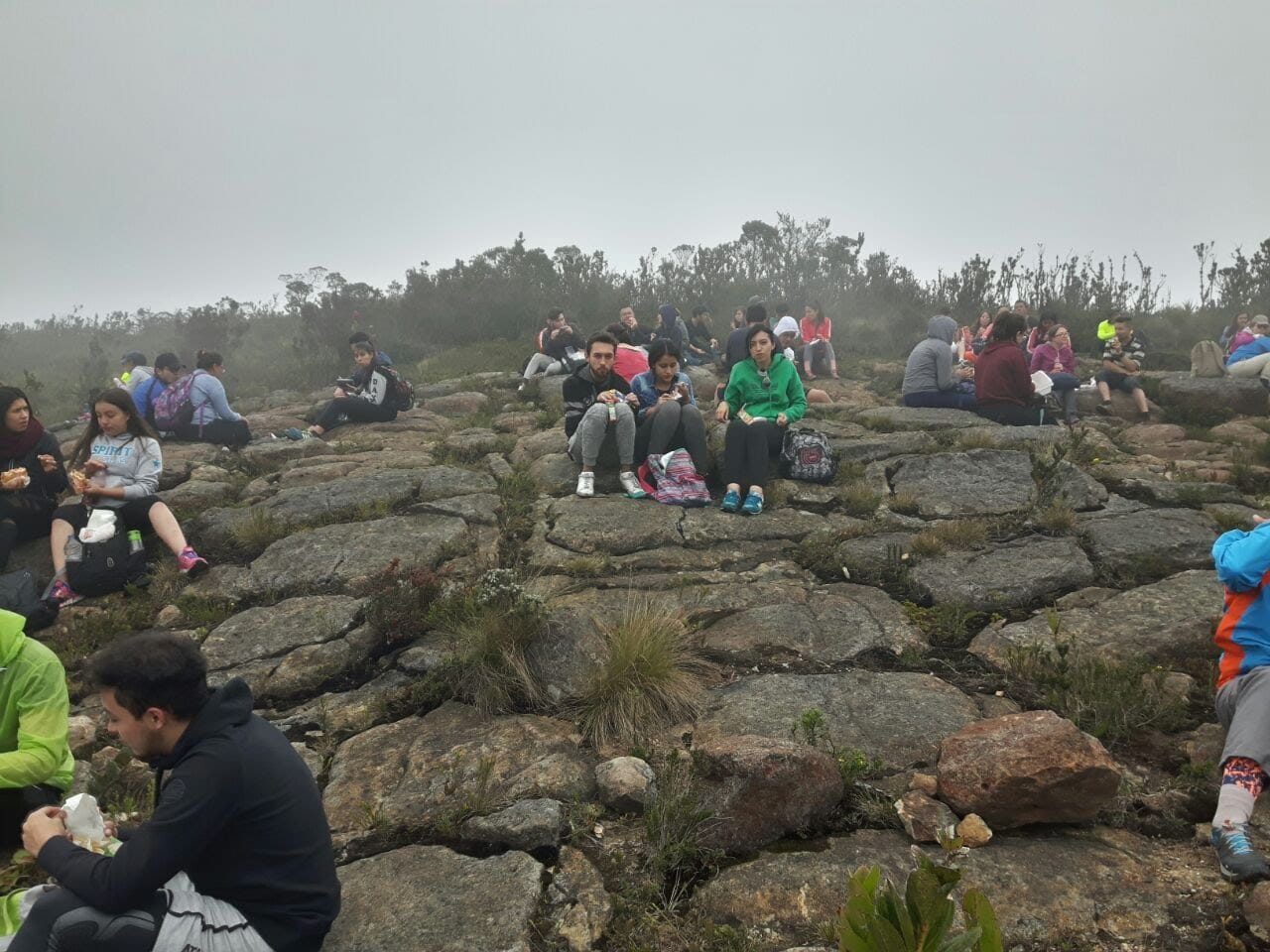 Estudiantes de colegio en la cumbre del Cerro del Tablazo observando el paisaje de la Sabana de Bogotá con el equipo de Awalí School.
