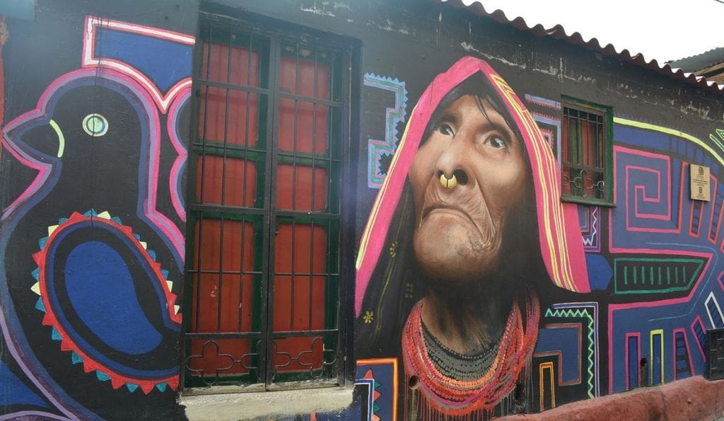 Clase técnica sobre estilos y herramientas del arte callejero en las calles de La Candelaria.
