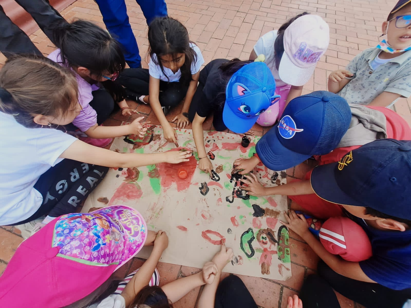 Estudiantes realizando observación reflexiva en una salida de educación experiencial para fortalecer el aprendizaje significativo.