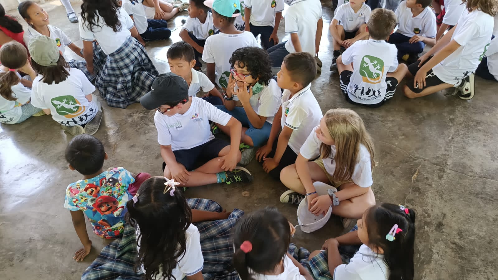 Jóvenes de colegios de Bogotá y Tolú compartiendo experiencias y fortaleciendo lazos de amistad en un encuentro de convivencia con Awalí School.