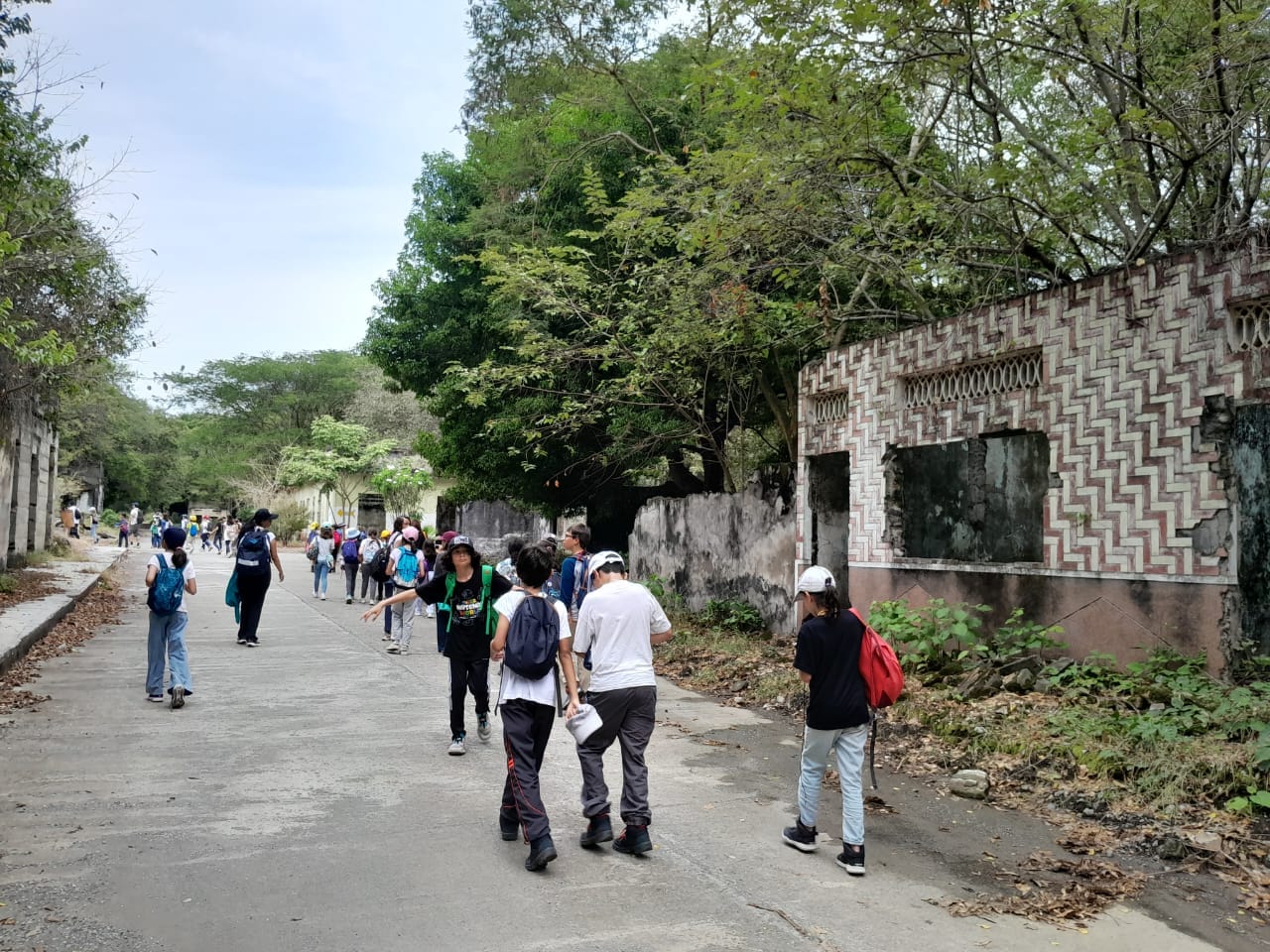 Estudiantes realizando un recorrido de memoria histórica y aprendizaje sobre geología en las ruinas de Armero, bajo la guía pedagógica de Awalí School.
