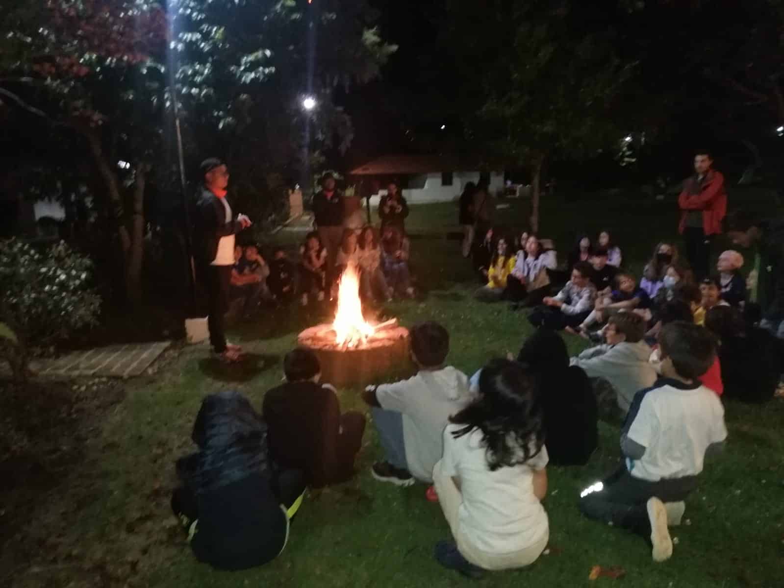 Uso de estufas portátiles para minimizar el impacto de fogatas y garantizar la seguridad para salidas pedagógicas.