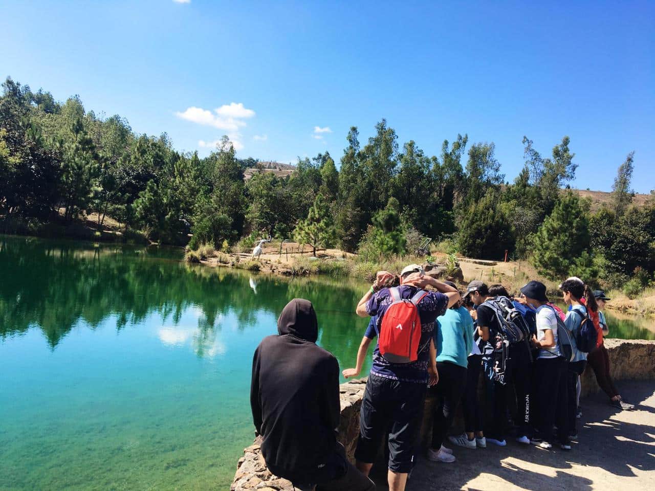 Jóvenes fortaleciendo su salud mental y resiliencia mediante una caminata de educación experiencial en la sabana.