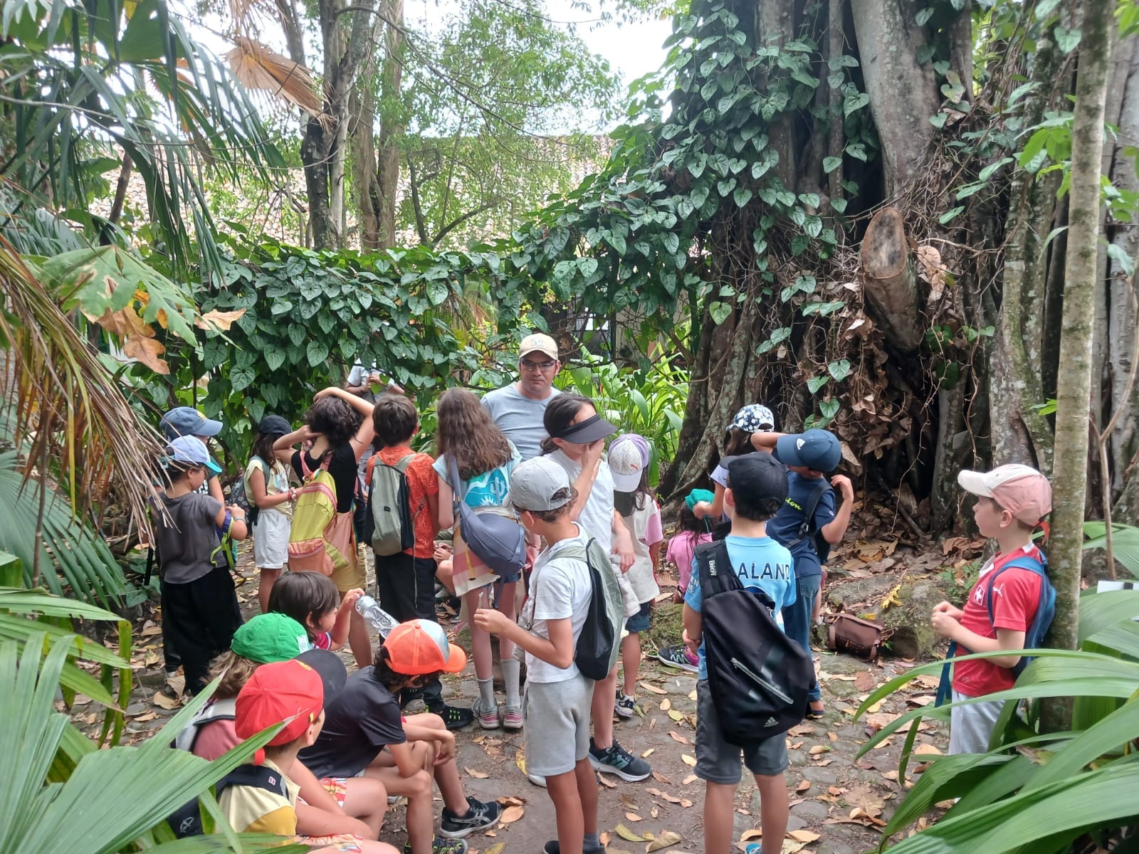 Estudiantes de caminata ecológica con Awalí School