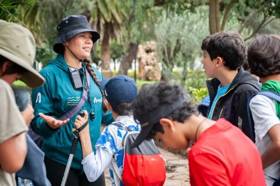 Estudiantes realizando actividades de investigación para su proyecto PRAE descubriendo que es el turismo pedagógico