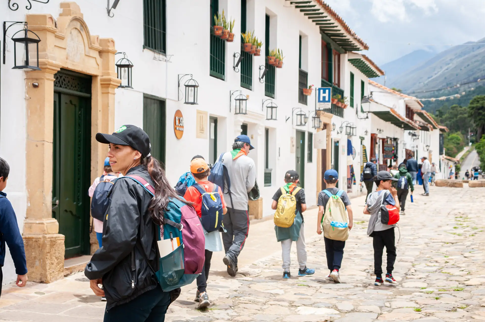 Estudiantes de colegio participando en una salida pedagógica en Cundinamarca con Awalí School.