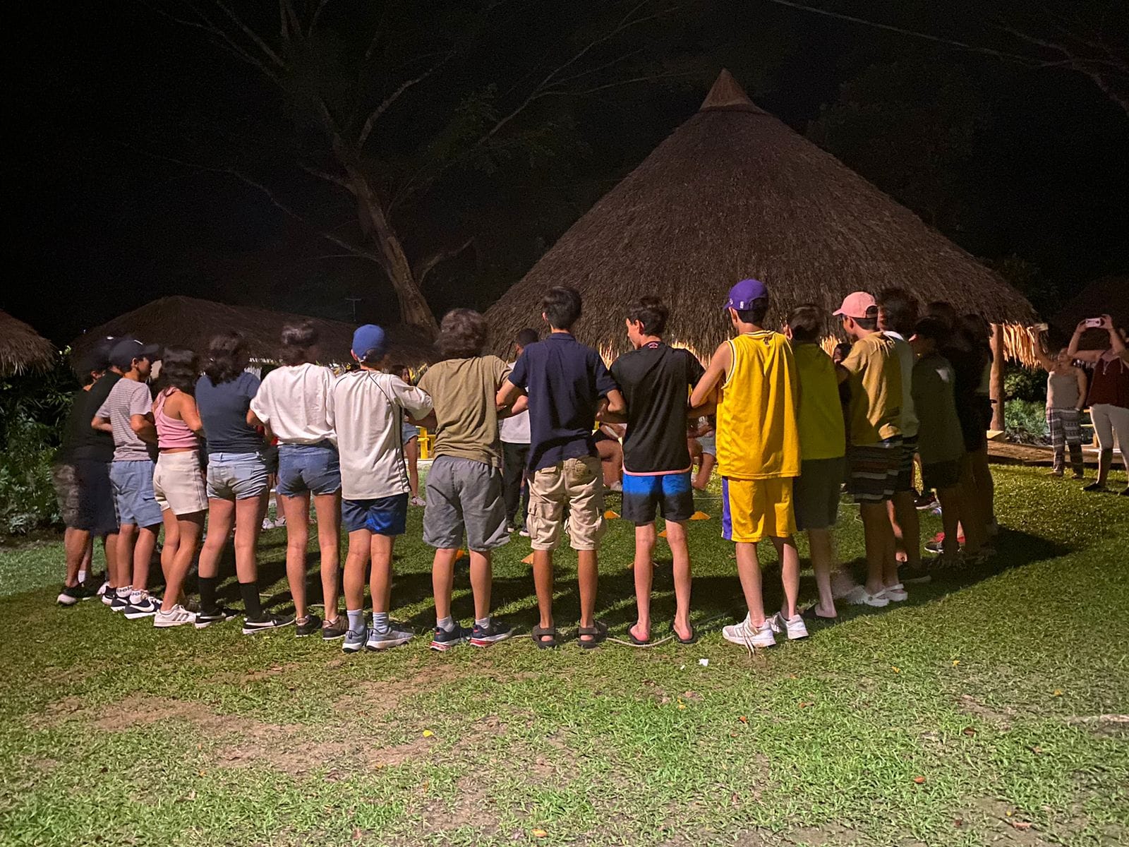 Estudiantes colaborando en una pista de retos como parte de las actividades de trabajo en equipo para estudiantes y el fortalecimiento de la convivencia escolar.