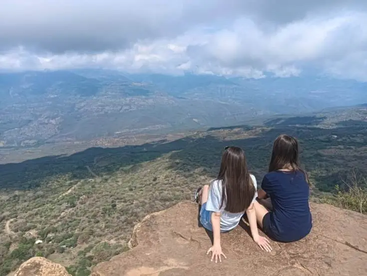 Grupo escolar en una caminata ecológica fortaleciendo la empatía y la educación al aire libre bajo el modelo de Awalí School.
