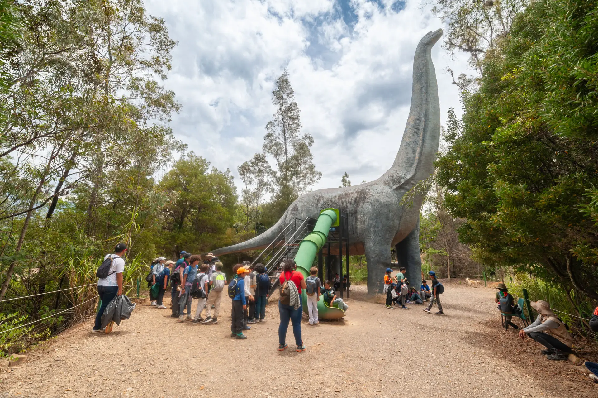 Jóvenes en una expedición de paleontología e historia colonial en Villa de Leyva, parte de los 5 destinos pedagógicos de aprendizaje experiencial.