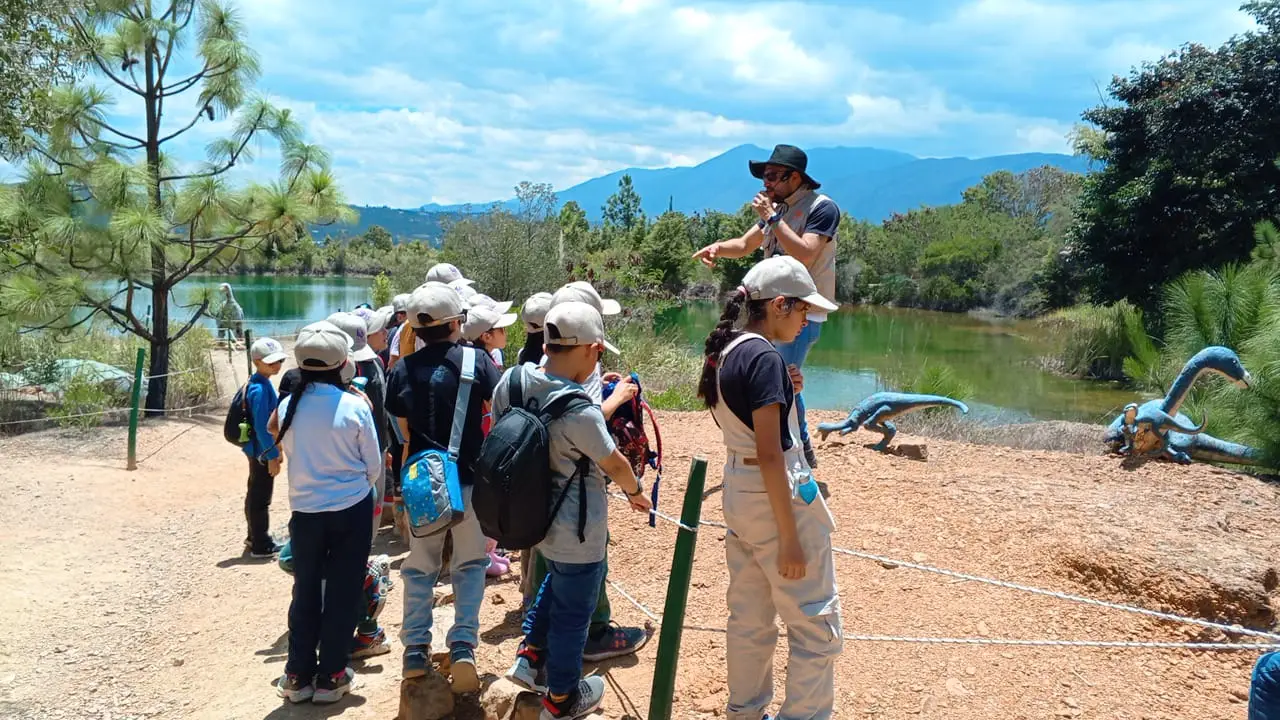 Equipo de Awalí School en sesión técnica de formación sobre la prevención de la ESCNNA en salidas pedagógicas.