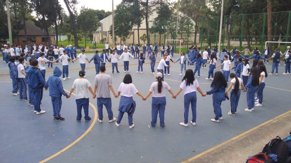 Jóvenes superando retos de liderazgo y confianza en una jornada de convivencias escolares en Bogotá con Awalí School.