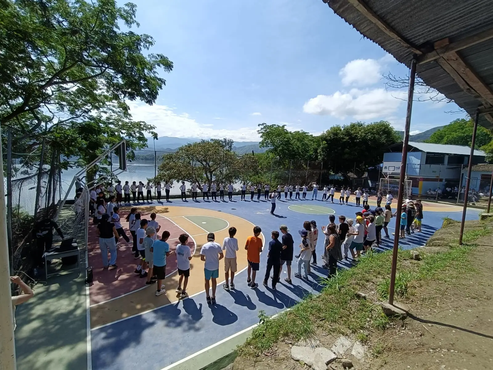 Prevención de la ESCNNA en salidas pedagógicas 2 Estudiantes participando en actividades supervisadas bajo estándares de prevención de la ESCNNA en salidas pedagógicas.