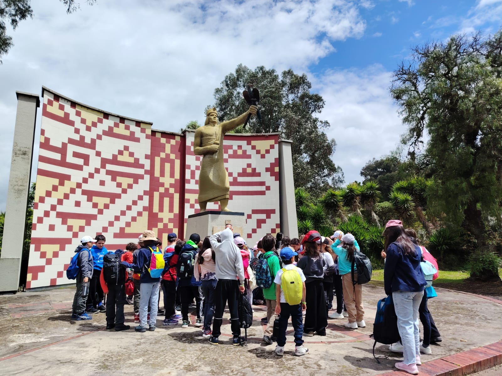 Estudiantes participando en talleres pedagógicos para colegios enfocados en liderazgo y toma de decisiones.