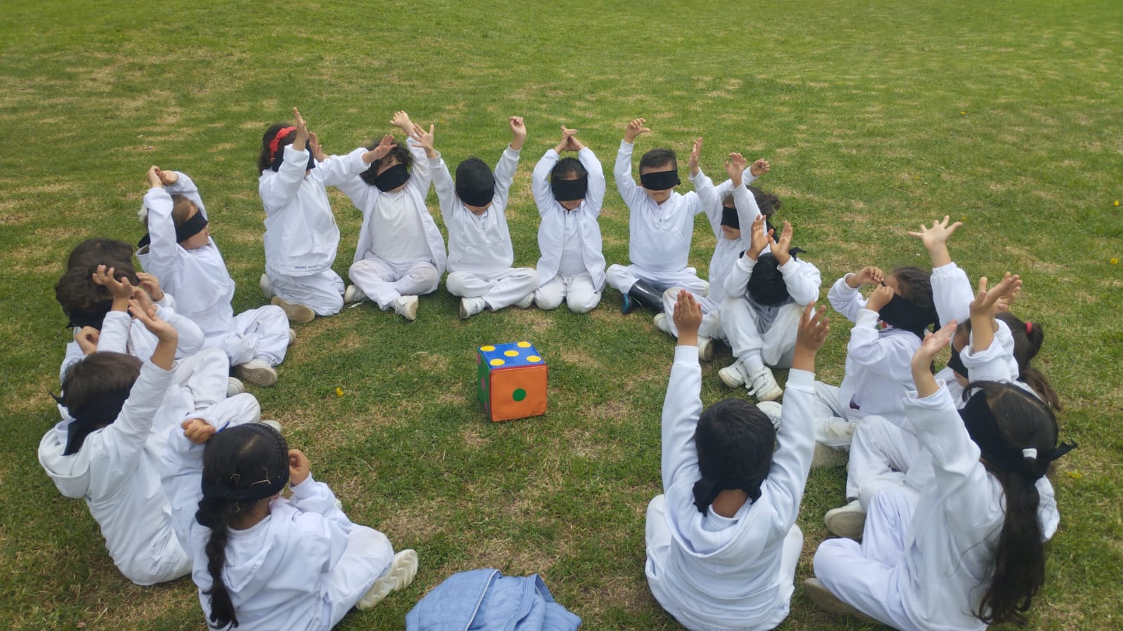 Estudiantes de bachillerato en reto de suelo de precisión con material técnico de Awalí School en el Parque Guaymaral