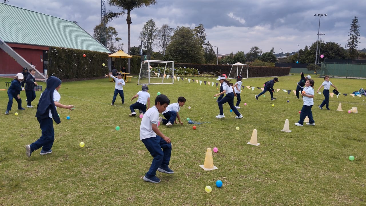 Grupo de estudiantes consolidando acuerdos de aula basados en los 4 ejes de cuidado de Awalí School.