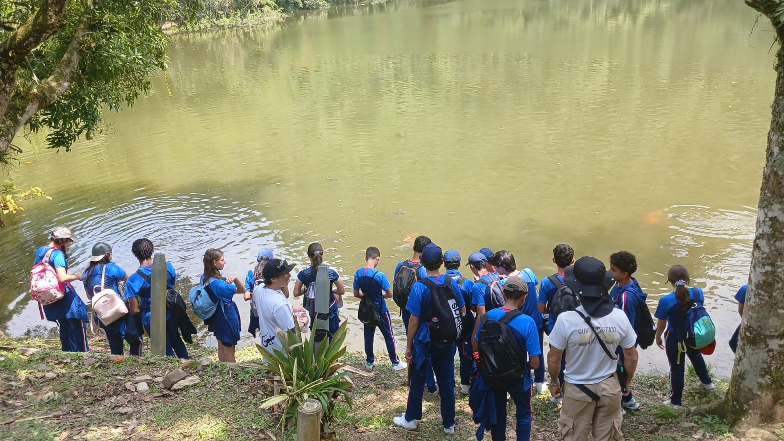 Estudiantes de colegio observando la isla flotante de la Laguna del Tabacal durante una caminata pedagógica con Awalí School en La Vega