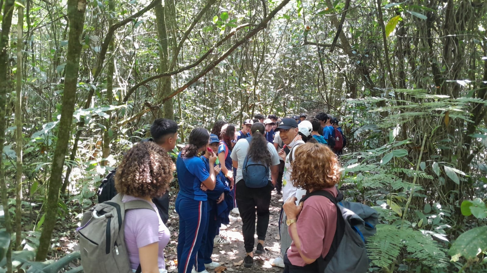 Personal médico de Awalí brindando acompañamiento preventivo a estudiantes en los senderos húmedos de la Laguna del Tabacal.