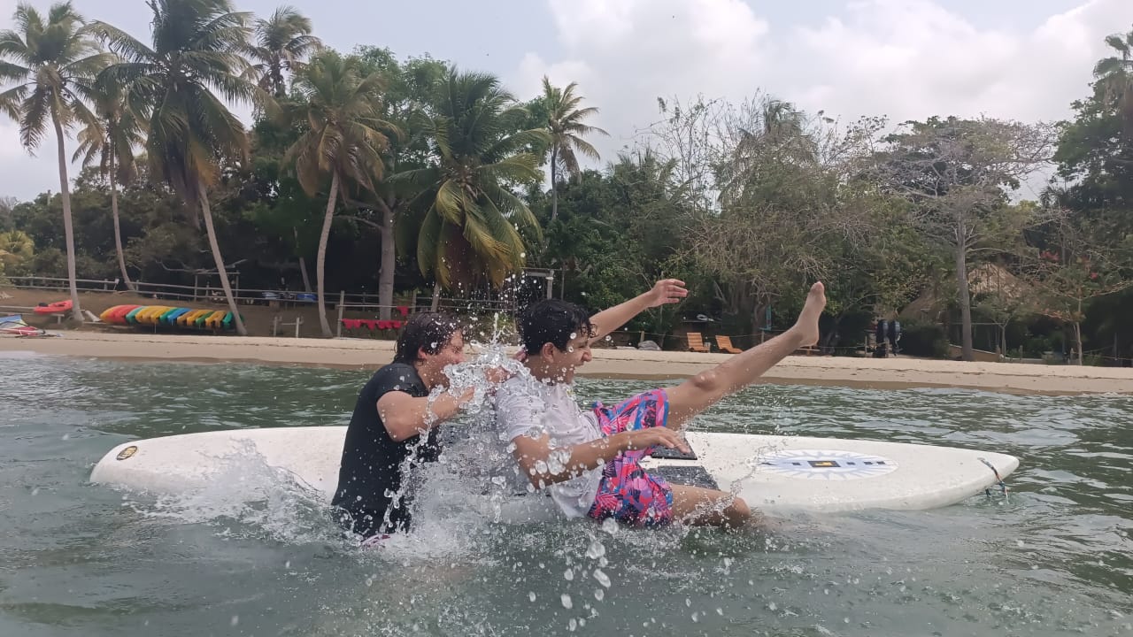 Actividad de standup paddle en Sanguare, estudiantes Excursión Awalí School