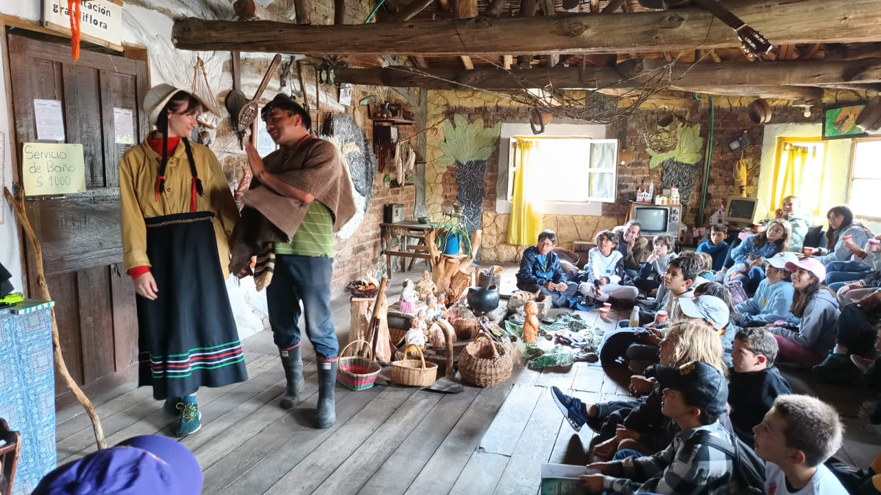 Recorrido pedagógico en el Museo Campesino de Boyacá explorando herramientas y costumbres rurales con Awalí School