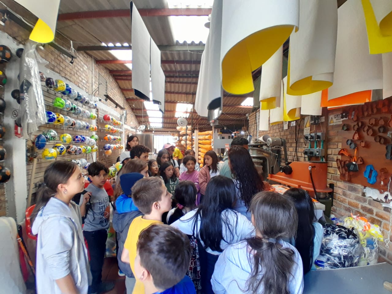 Taller de elaboración de balones en Monguí Boyacá con estudiantes de Awalí aprendiendo técnicas tradicionales