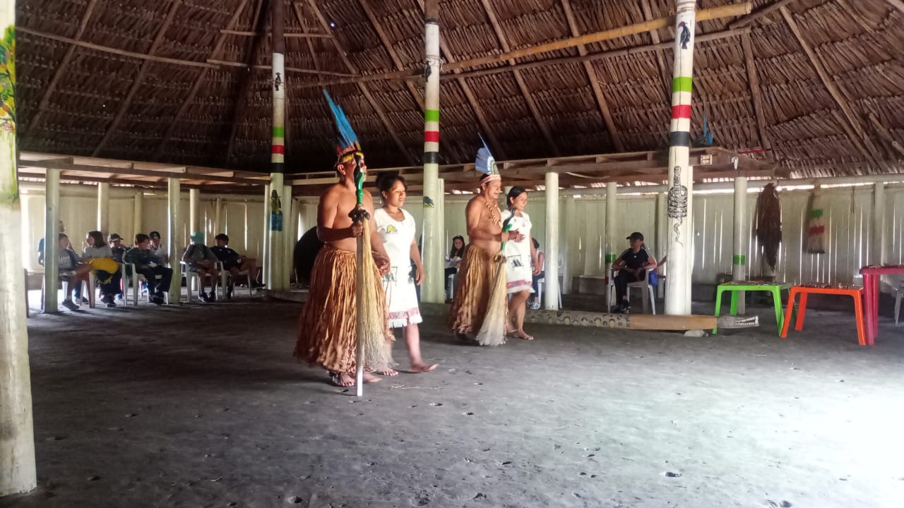 Estudiantes Excursión Awalí School en actividad de intercambio cultural con la comunidad Huitoto en el Meta