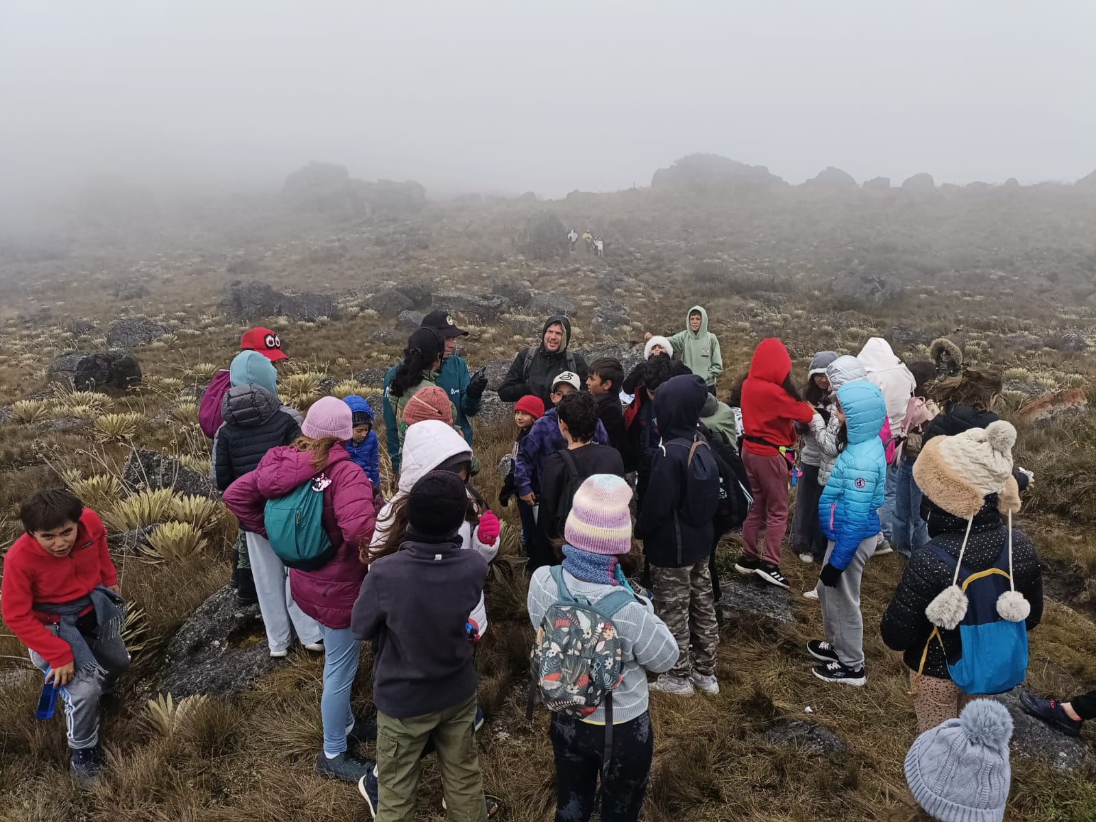 Grupo de estudiantes en el Páramo de los Curíes en Aquitania realizando observación ambiental