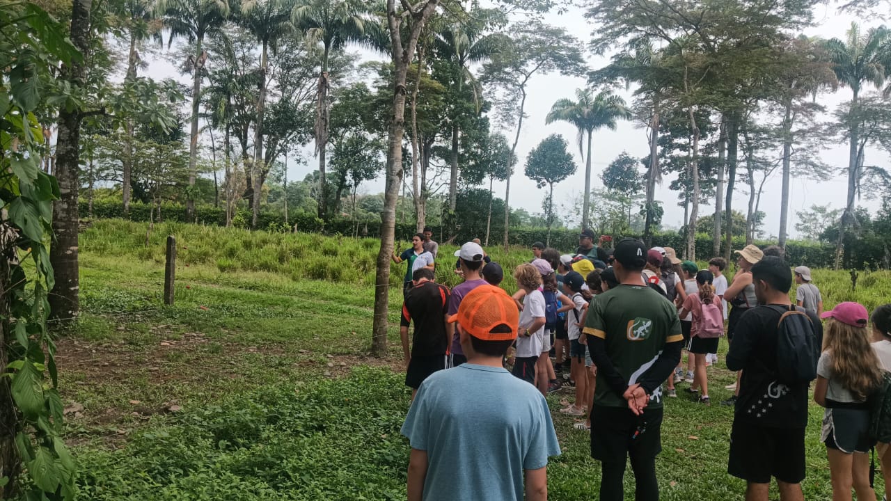 Exploradores visitando los ecosistemas llaneros excursión Awalí School