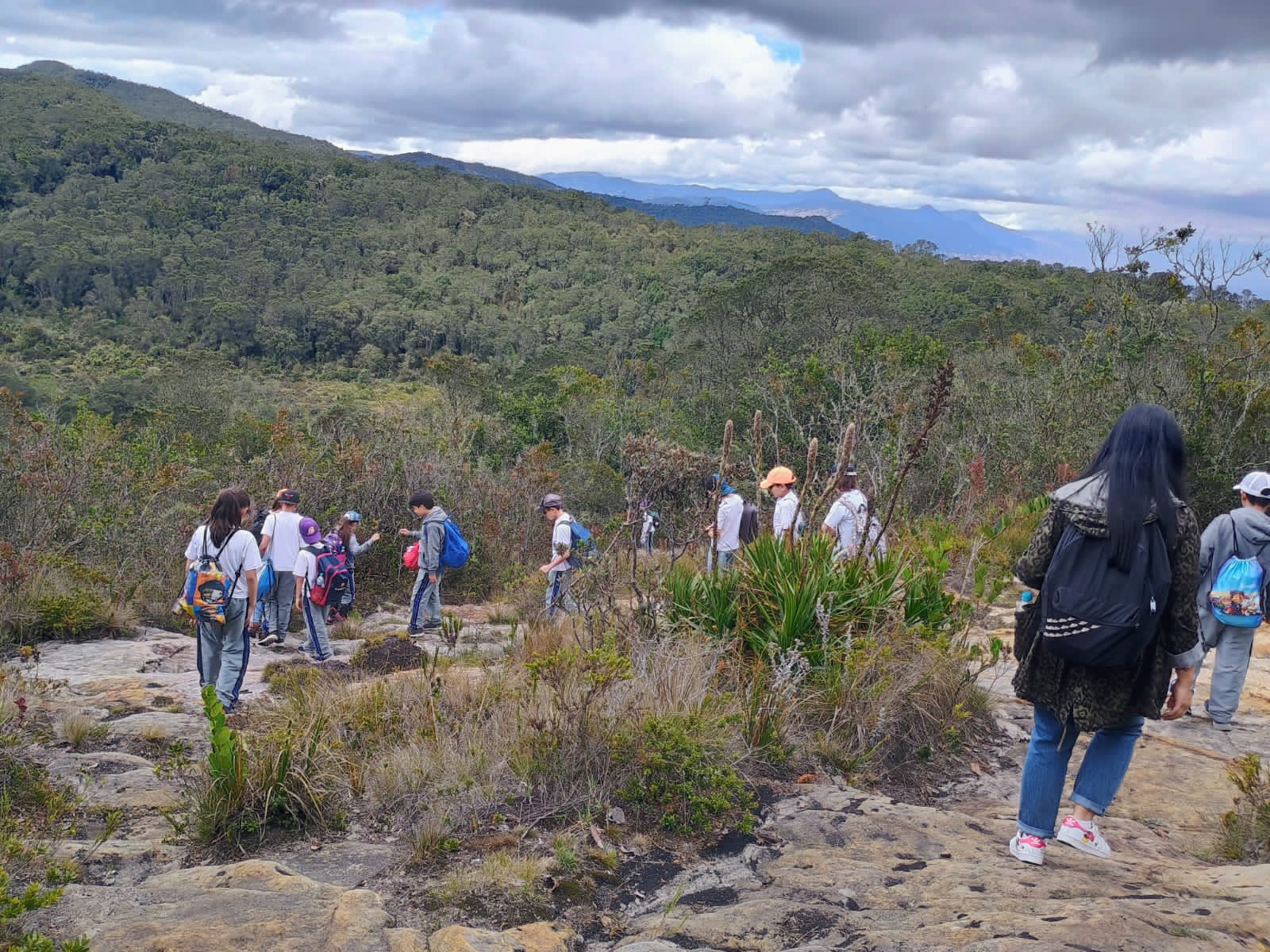 Estudiantes de colegio en la Montaña del Oso en Chía durante una jornada de educación ambiental con Awalí School.