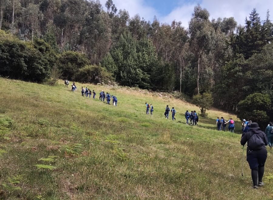 Estudiantes en la cima del Cerro del Majuy en Cota durante una salida pedagógica de identidad y territorio con Awalí School.
