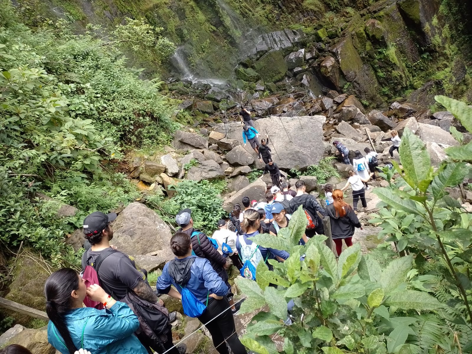 Taller de observación del ciclo del agua y orografía en la Cascada La Chorrera bajo la metodología de Aprendizaje Vivo.
