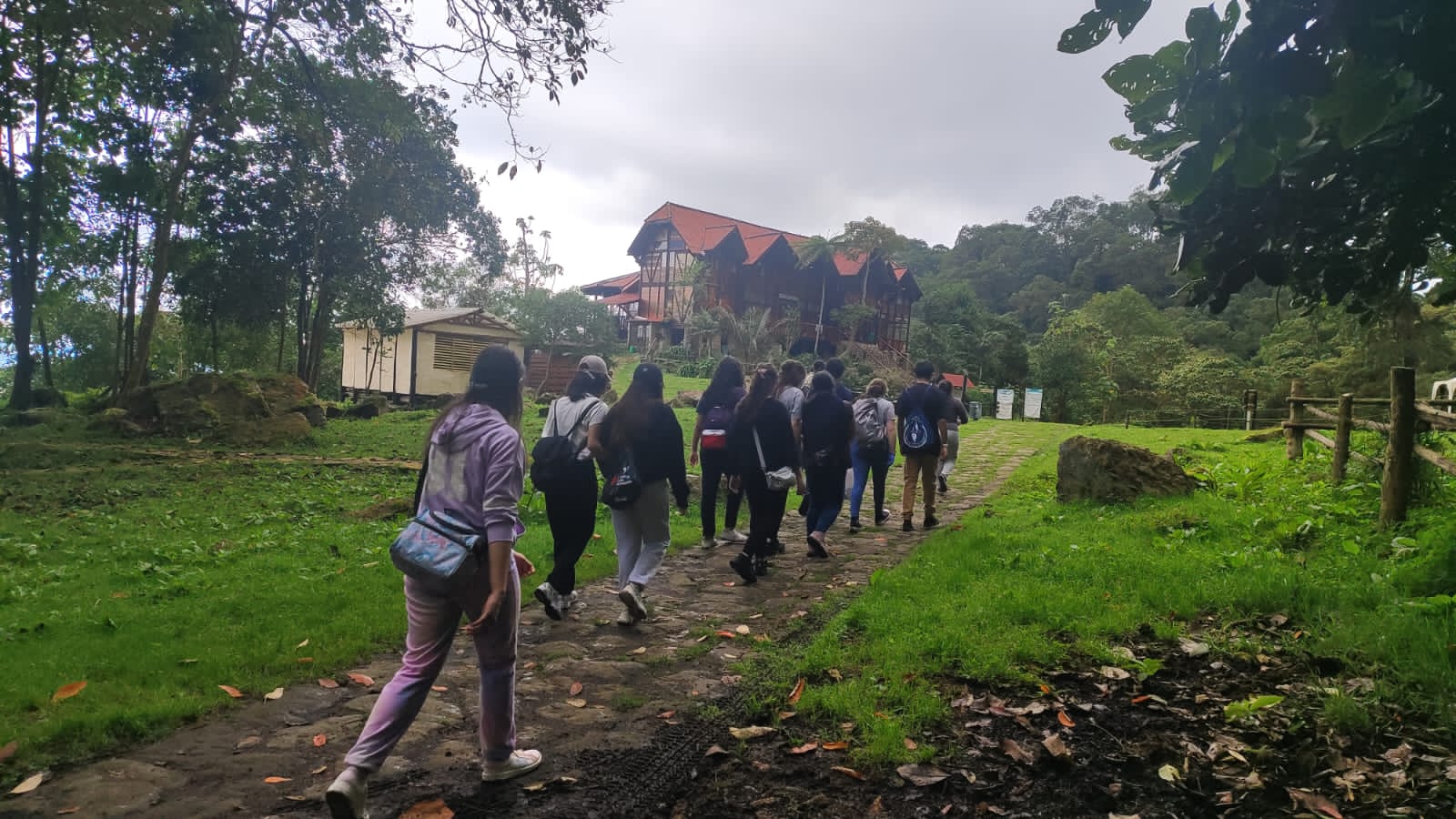 Vista panorámica del valle y la falla geológica desde el mirador del Parque Chicaque durante una salida pedagógica de Awalí School