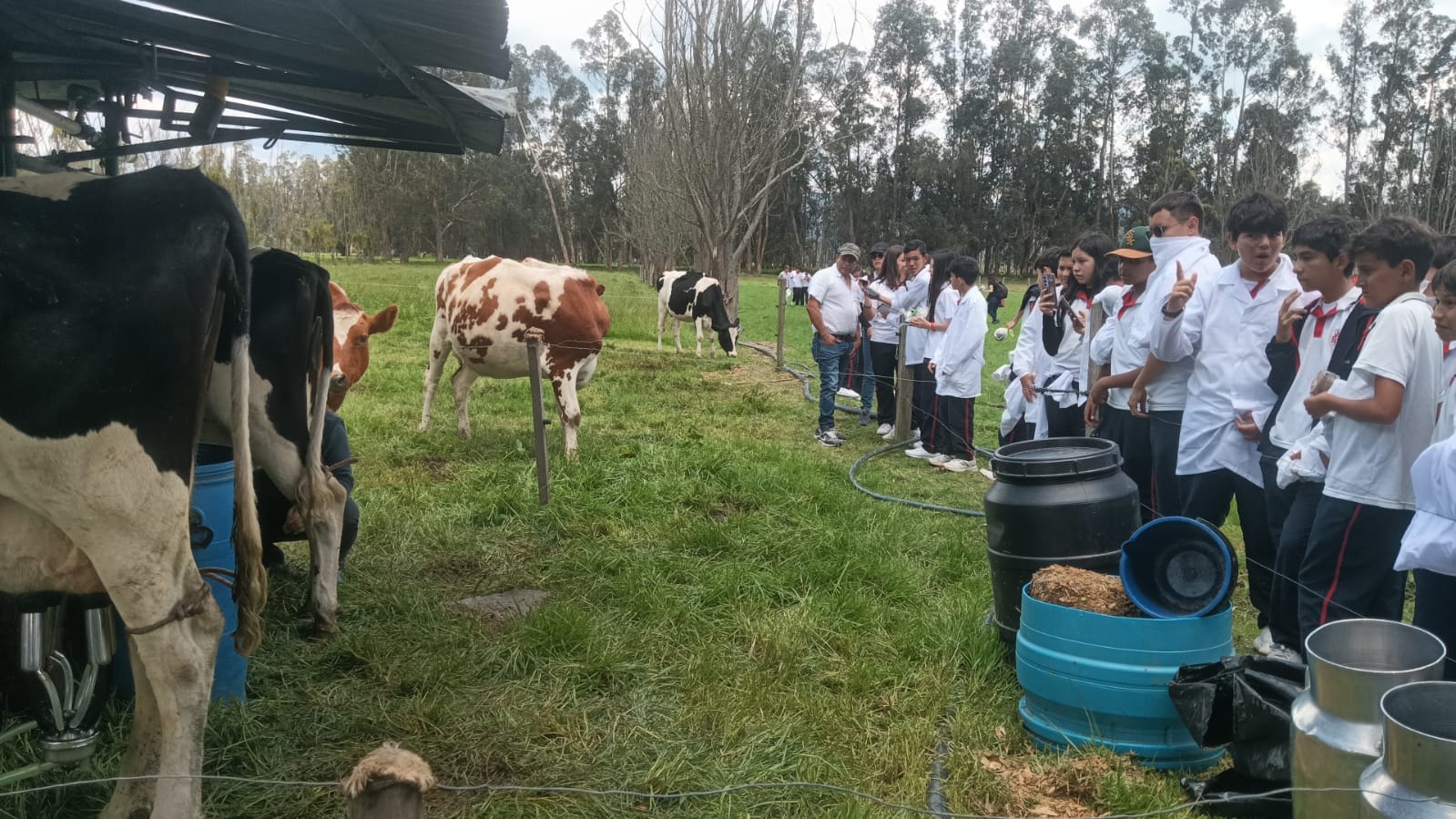Estudiantes observando tecnología de automatización y tanques de enfriamiento en el taller de lácteos de Ubaté.