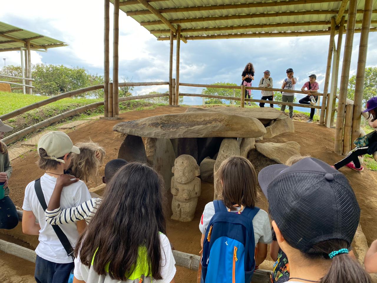 Grupo de estudiantes en una jornada de reconocimiento del legado indígena y arqueológico en San Agustín con Awalí School.
