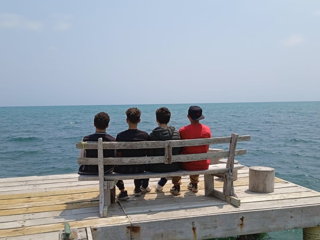 Estudiantes en un momento de reflexión y observación del océano en la Reserva Natural Sanguaré durante una expedición de Awalí School.