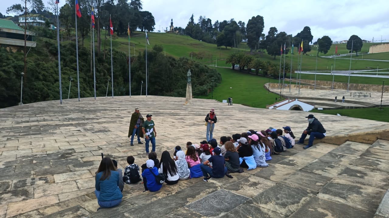 Estudiantes de colegio en una jornada de reconocimiento histórico sobre la Batalla de Boyacá y la independencia con Awalí School.