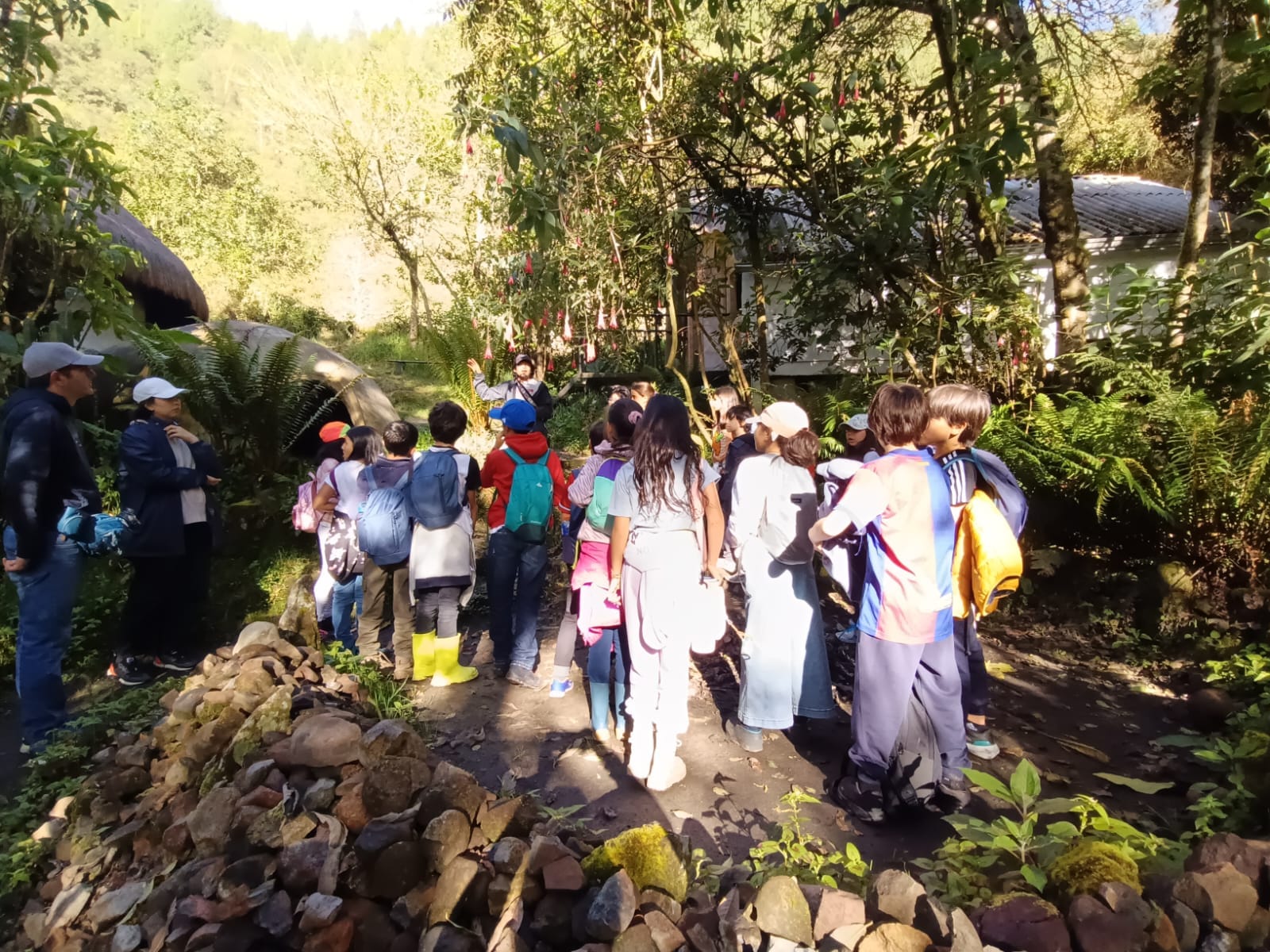 Docente guiando una salida pedagógica con propósito educativo en el campo colombiano con Awalí School