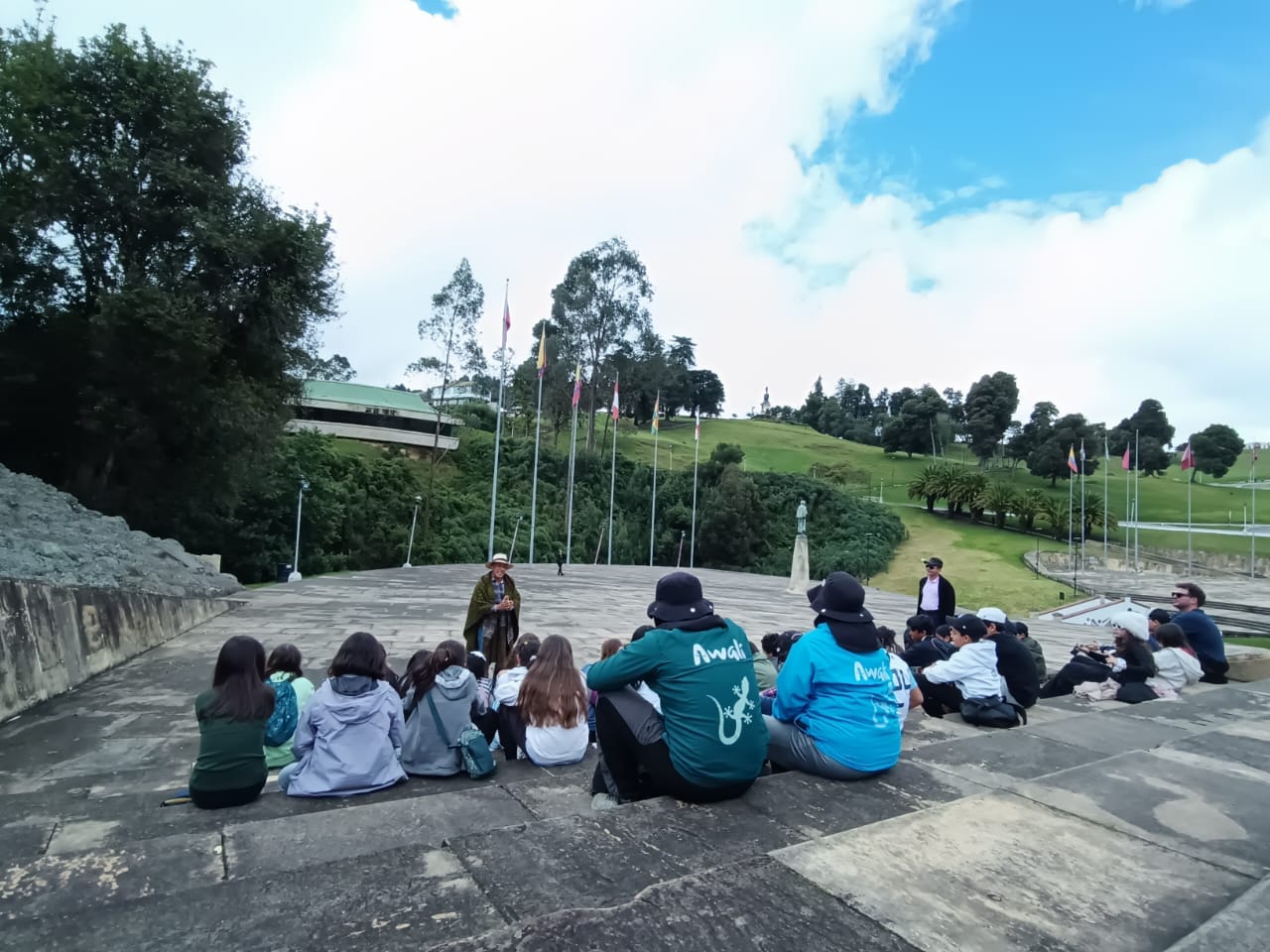 Niños explorando un ecosistema natural en Colombia durante una salida pedagógica con educación al aire libre organizada por Awalí School