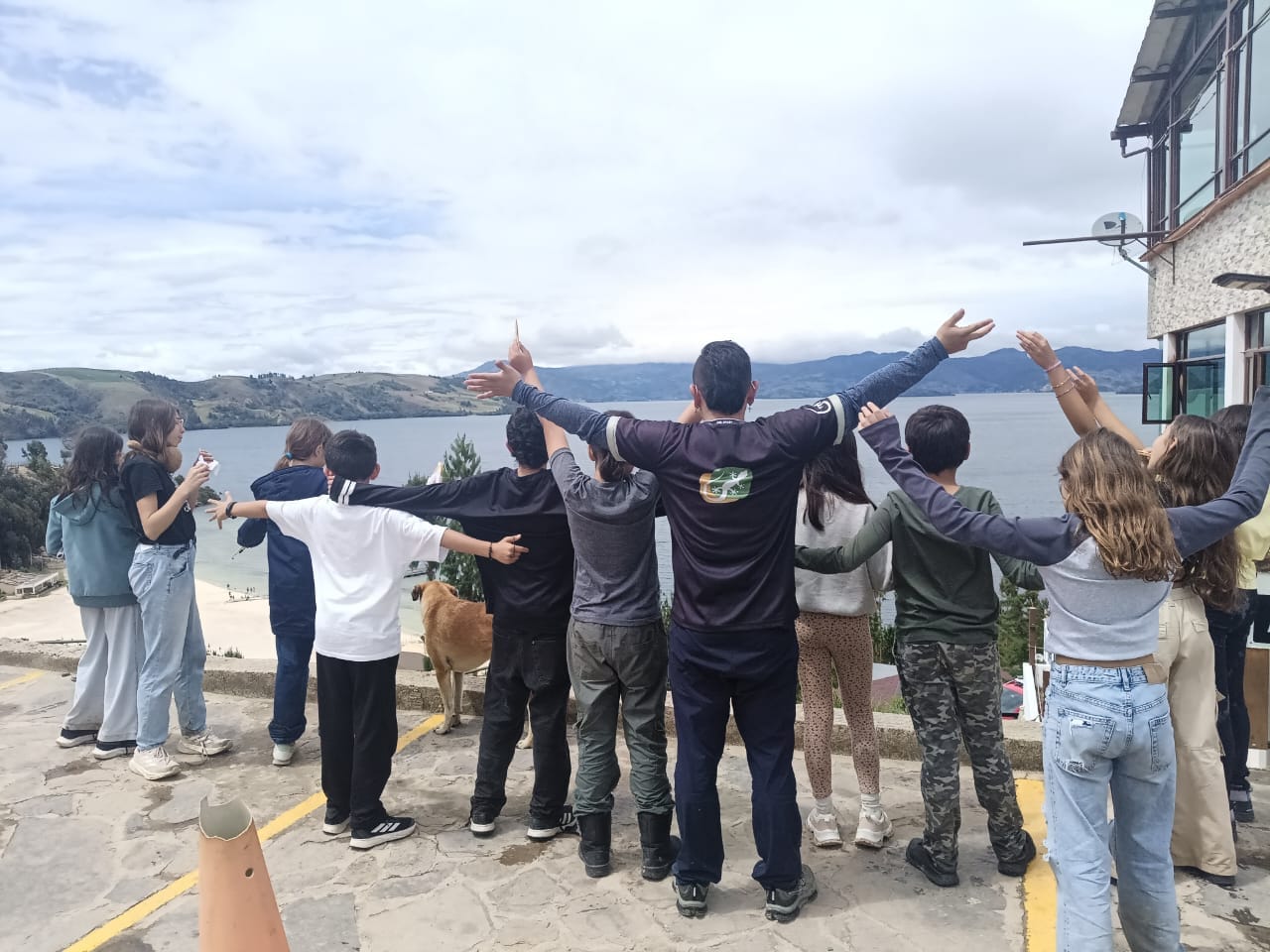Estudiantes de colegio descubriendo qué es una salida pedagógica en la naturaleza con Awalí School en Colombia