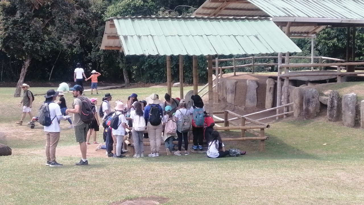 Estudiantes registrando en bitácora de campo durante una experiencia de aprendizaje basado en proyectos con Awalí School