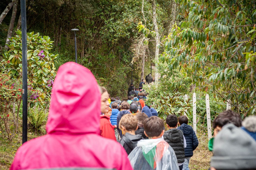 Grupo de niños estudiantes en una excursión a Sesquilé con el stawff de Awalí School