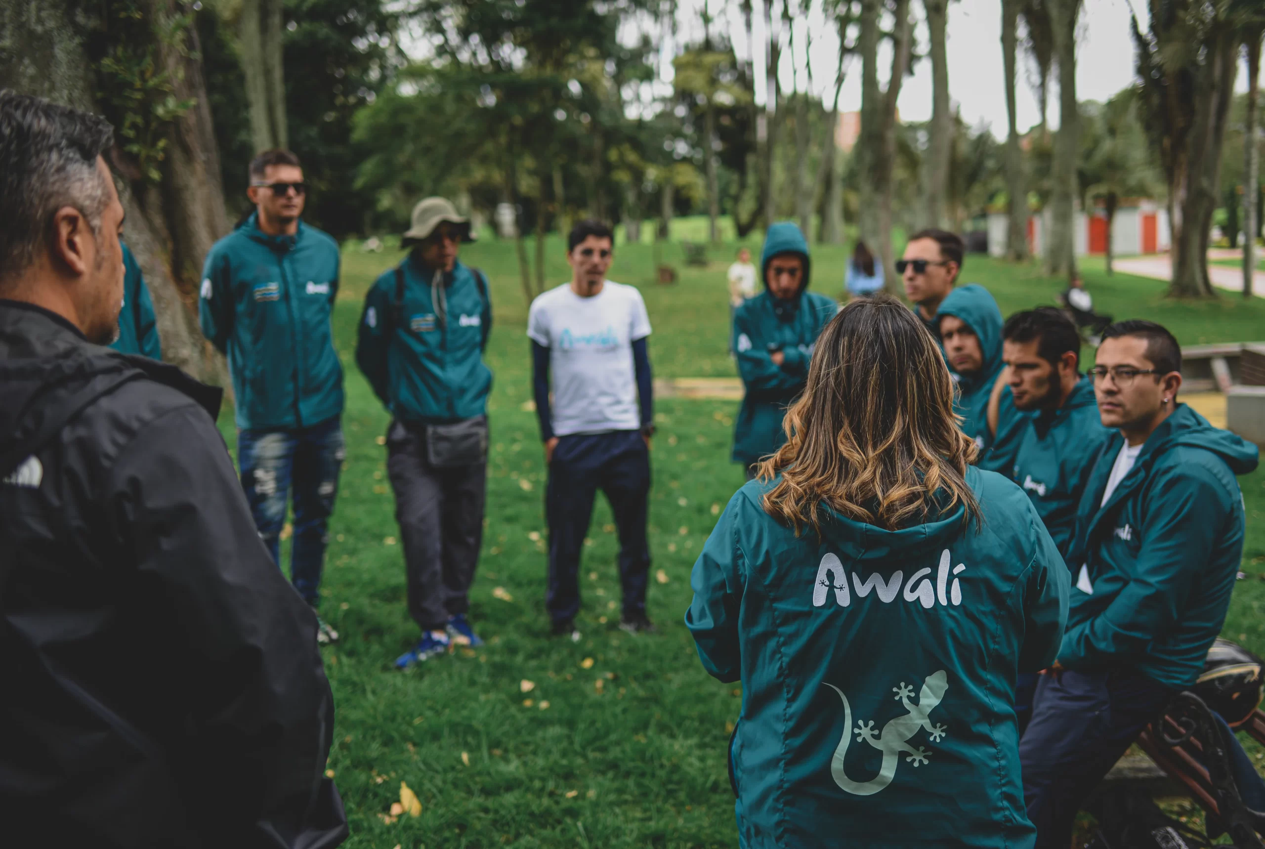 Equipo de staff de Awalí School reunido antes de una salida pedagógica con estudiantes